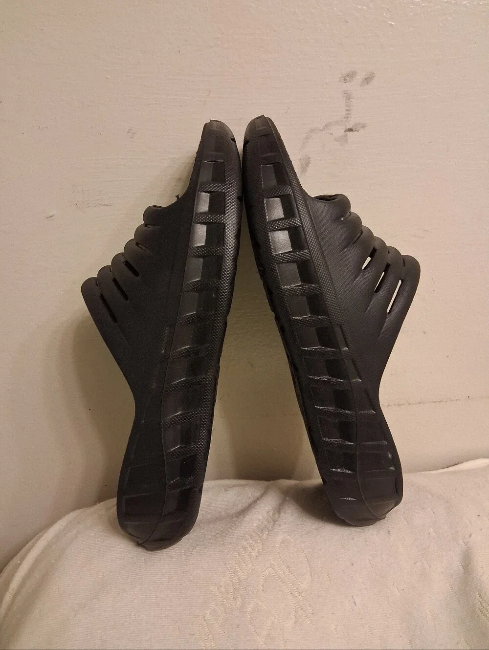 Men's KUAILU Black Slip-On Comfort Slides Similar to Crocs , size 10